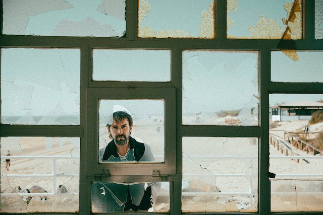 Chencho Fernández estrena «Una Playa Cantábrica», primer single de su nuevo disco