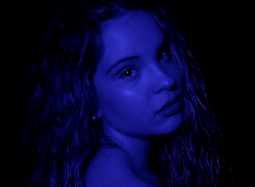 Entrevista: Amanda Ferr — La nueva voz del pop urbano que “prefiere callar” para decirlo todo