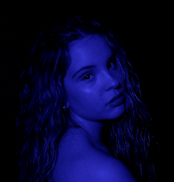 Entrevista: Amanda Ferr — La nueva voz del pop urbano que “prefiere callar” para decirlo todo
