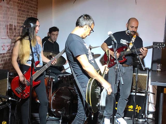 Descubre la banda de rock The Siestones y su nuevo single «Mundo Absurdo» (feat. Txarly Usher)