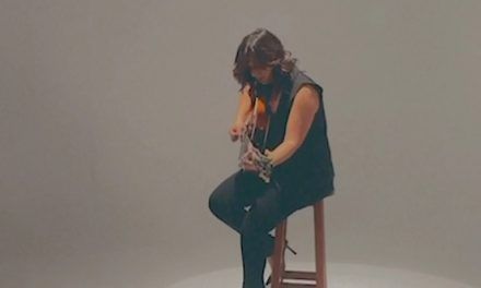 Beatriz Martín estrena su nuevo videoclip «Escuchándote llegar»