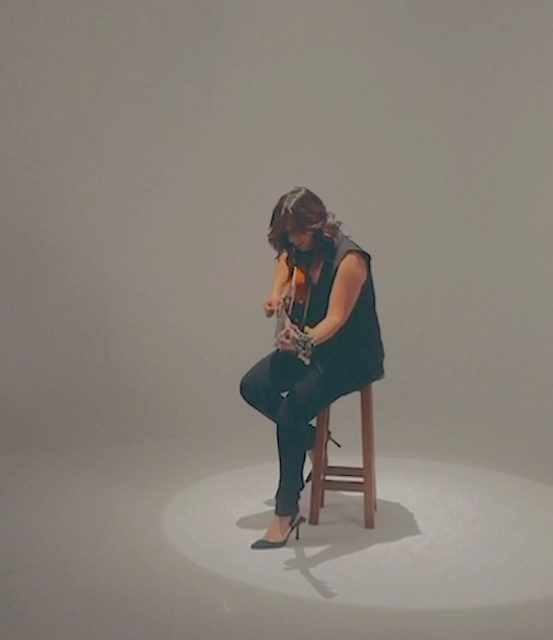 Beatriz Martín estrena su nuevo videoclip «Escuchándote llegar»