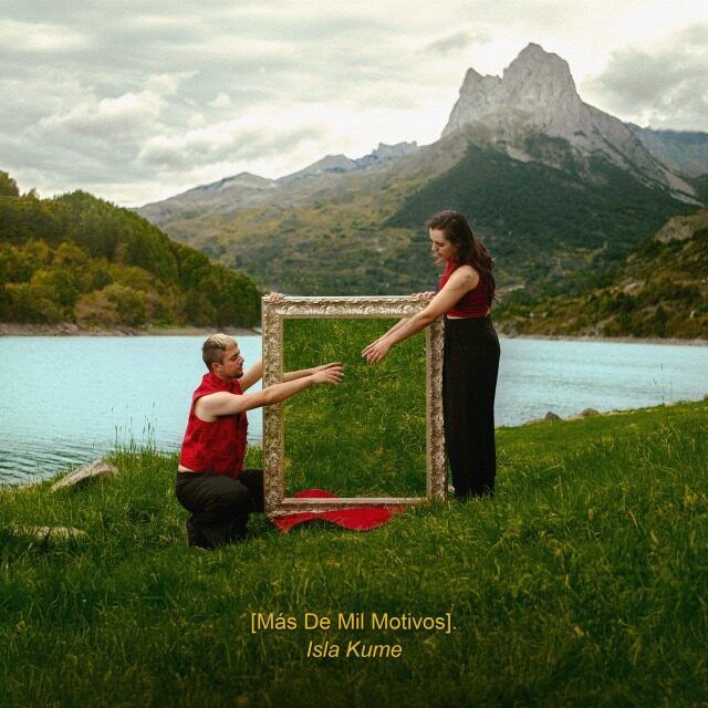 Isla Kume nos enamora con su álbum debut «Más de mil motivos»