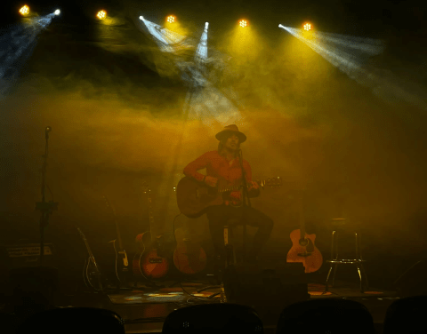 Iñigo Riki nos presenta su canción «Noches de cromos»
