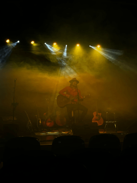 Iñigo Riki nos presenta su canción «Noches de cromos»