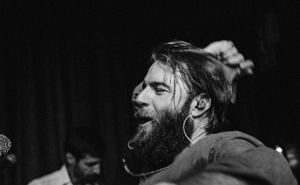 Descubre la música de Higüanero y su nuevo single «Mas de la cuenta»