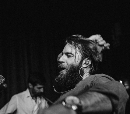 Descubre la música de Higüanero y su nuevo single «Mas de la cuenta»