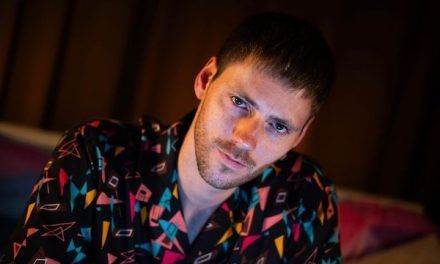 Adrian Timms estrena su nuevo single y videoclip «Soldiers Dance On TikTok»