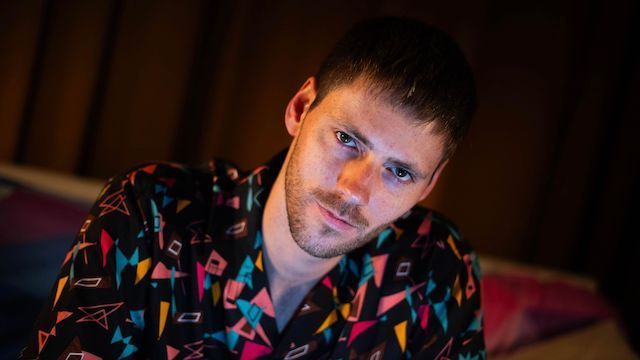 Adrian Timms estrena su nuevo single y videoclip «Soldiers Dance On TikTok»