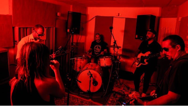 Naw estrena su primer disco «Tirando Piedras al Mar»