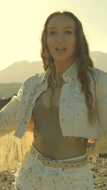 Sitara publica su primer videoclip del tema «Corona»