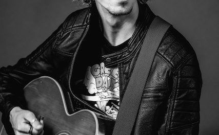 Descubre la música de Vic Vela y su nuevo single «Tú y yo»