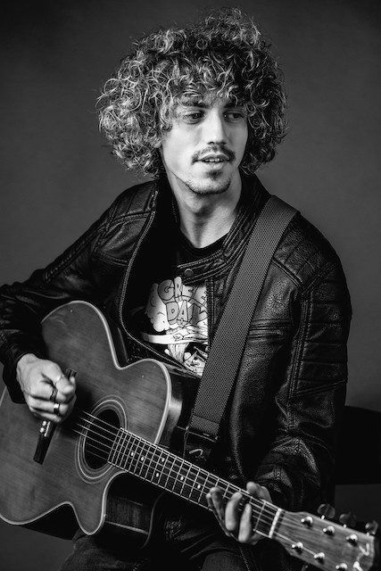 Descubre la música de Vic Vela y su nuevo single «Tú y yo»