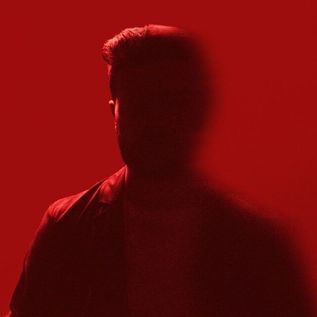 Víctor González nos presenta su nueva canción y videoclip “Vuelvo a Caer”