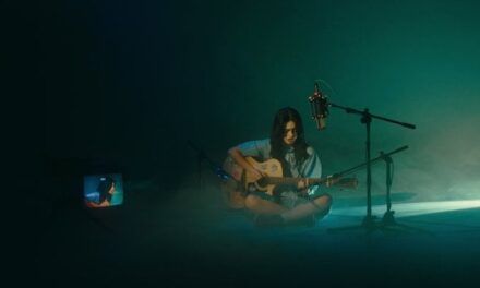 Candela Gómez reinventa su tema «También Lloras» en directo