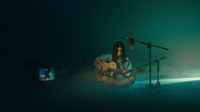 Candela Gómez reinventa su tema «También Lloras» en directo